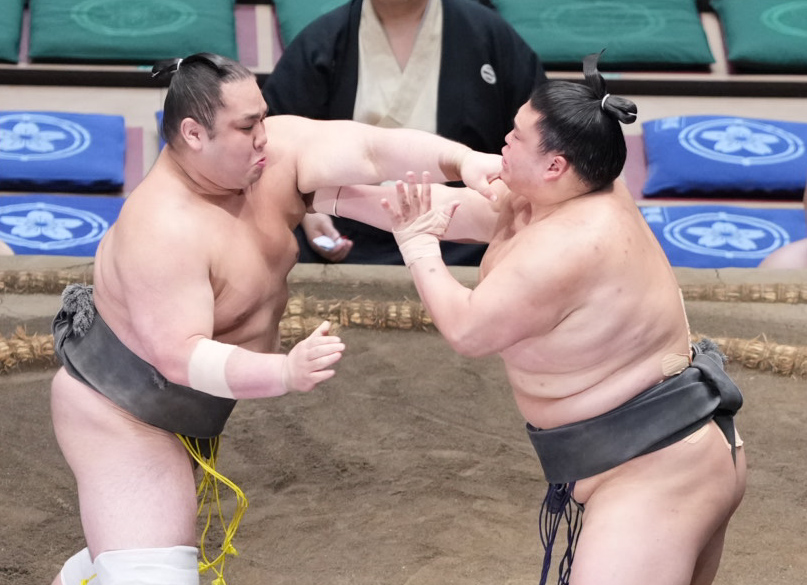 納谷（右）を攻める小林（撮影・小沢裕）
