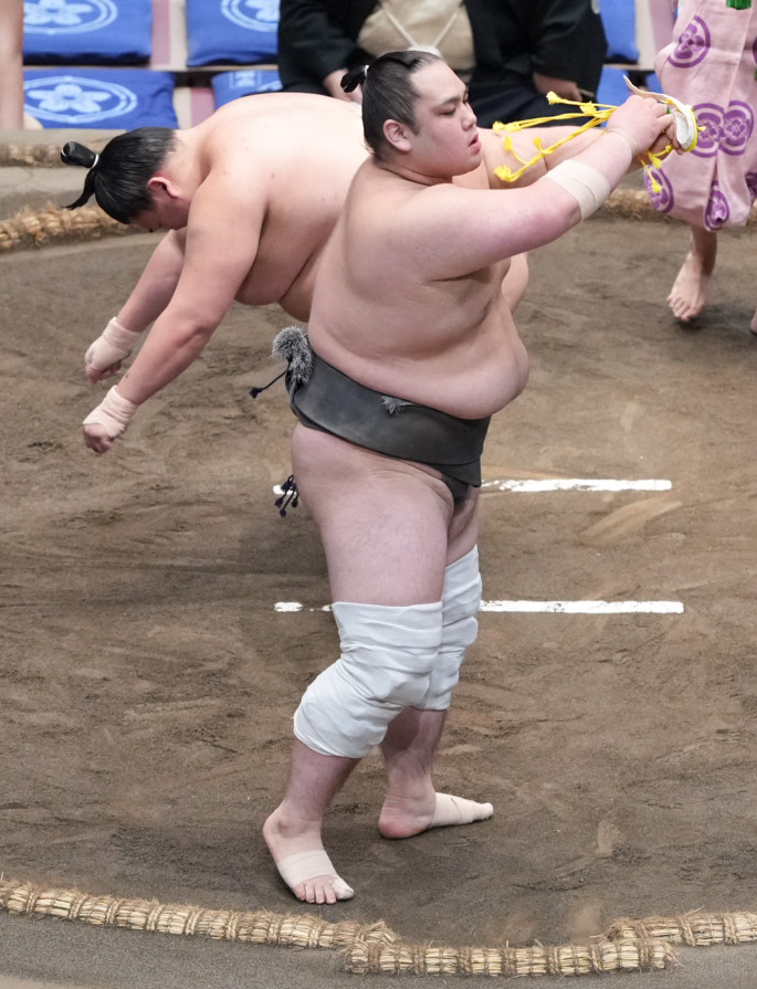 小林（右）は納谷をはたき込みで破り三段目優勝を決める（撮影・小沢裕）