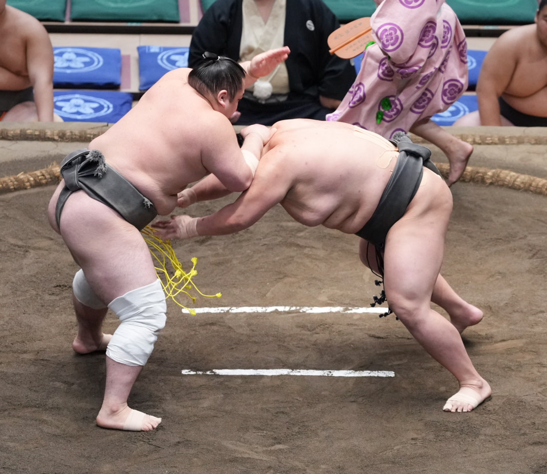 小林は納谷（右）をはたき込みで破り三段目優勝を決める（撮影・小沢裕）
