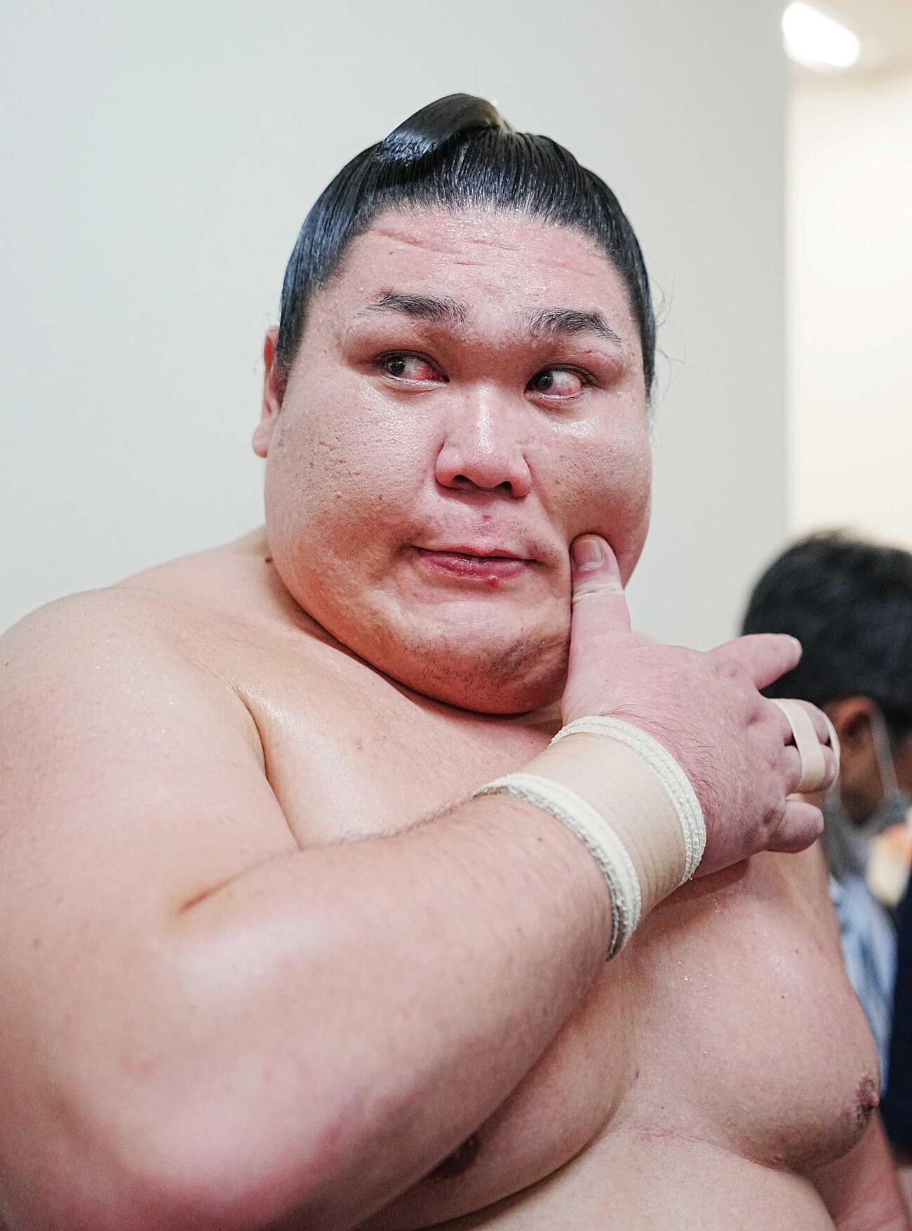 取組後に現役引退を表明した矢後（撮影・小沢裕）