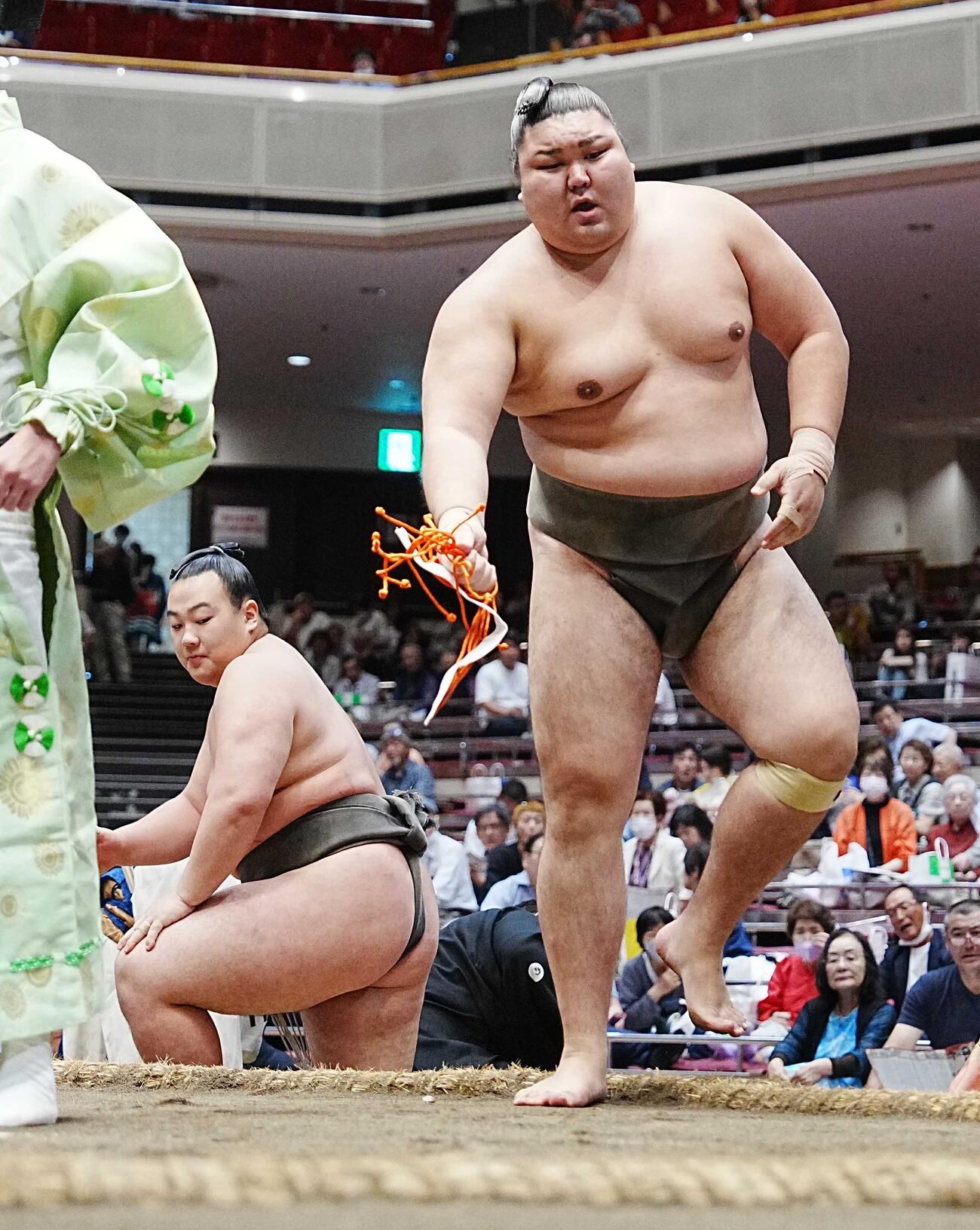 伊波（右）は夢之富士を寄り切りで破り幕下優勝を決める（撮影・小沢裕）