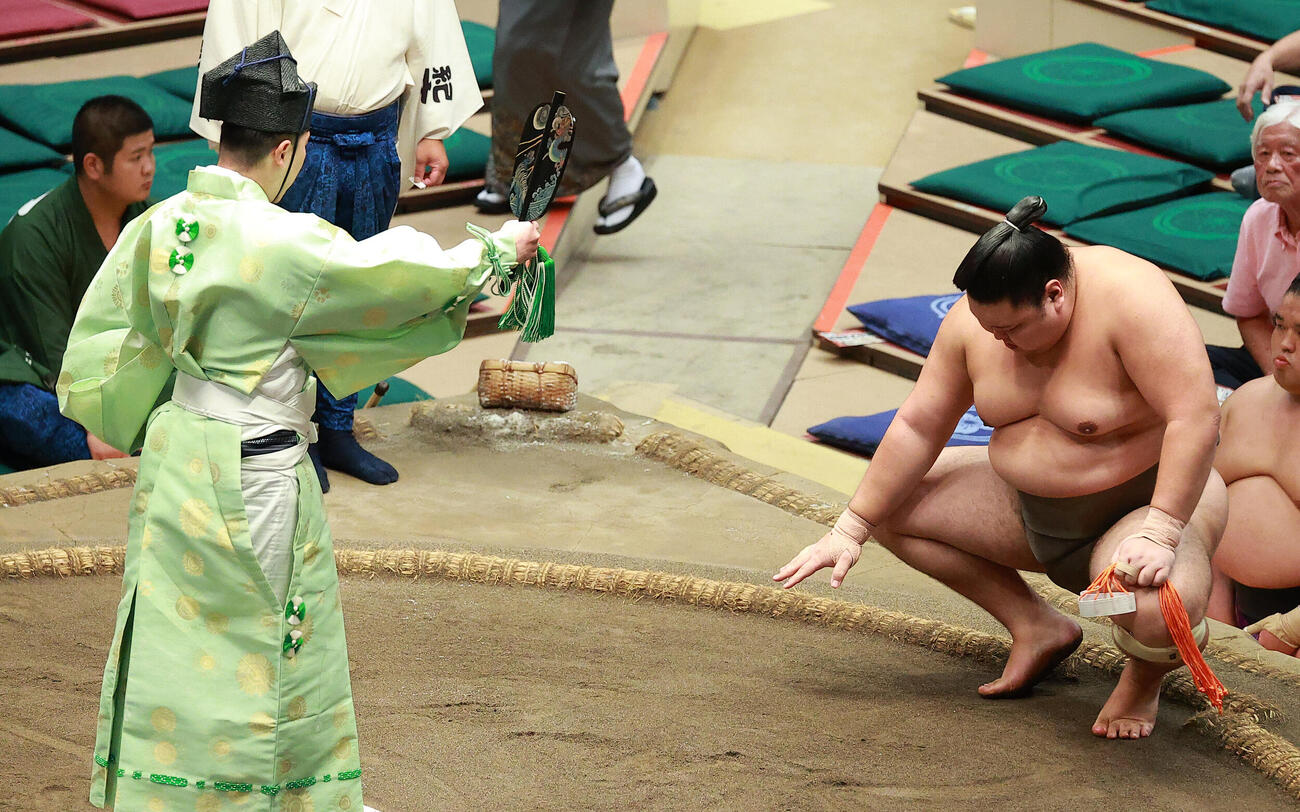 幕下優勝を決めた伊波（撮影・中島郁夫）