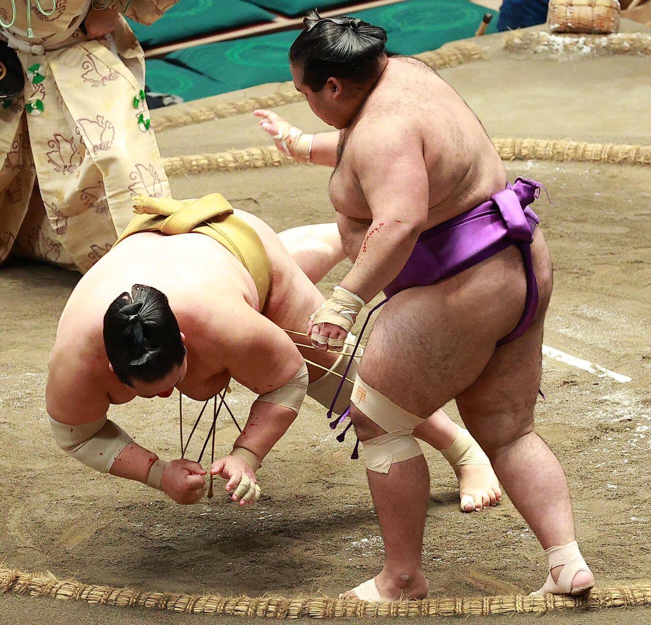 輝（左）を突き落としで破る生田目（撮影・中島郁夫）