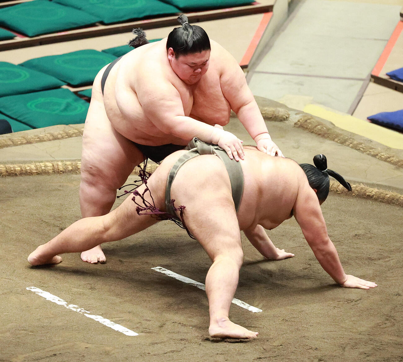 朝阪神（下）を引き落としで破る土佐清水（撮影・中島郁夫）