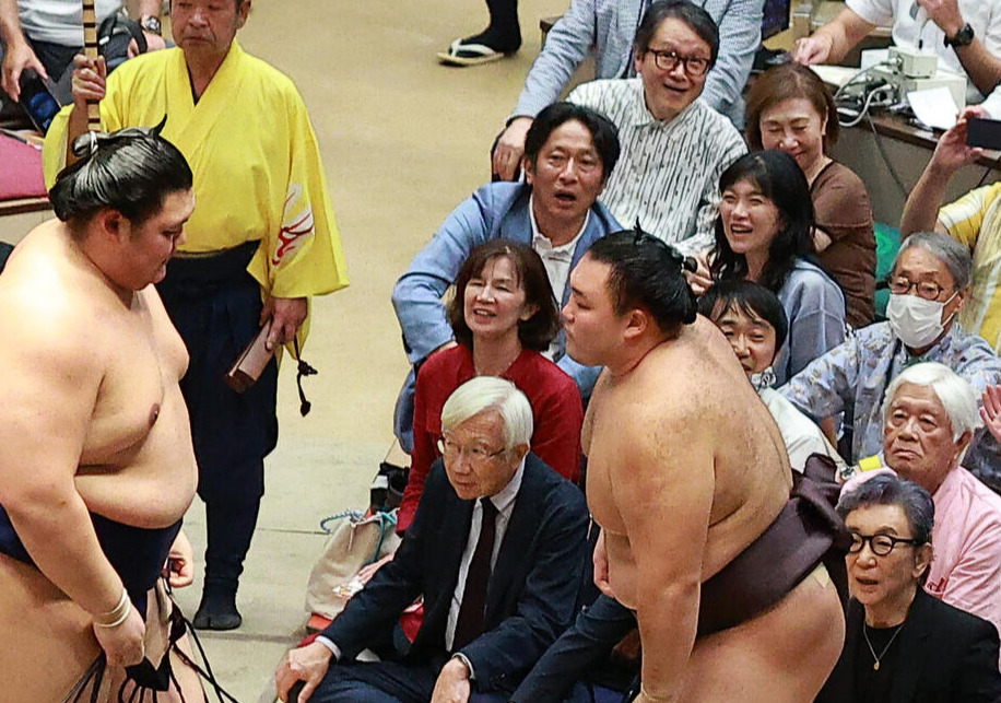 大の里が敗れ声を上げる青学大・原監督（撮影・中島郁夫）