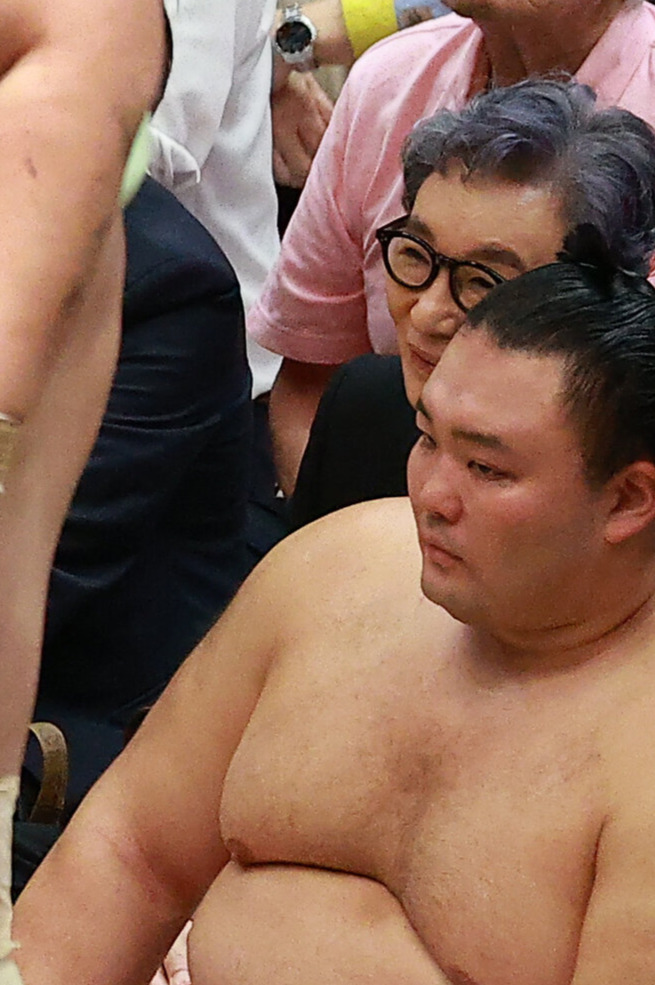 観戦する古舘伊知郎（撮影・中島郁夫）