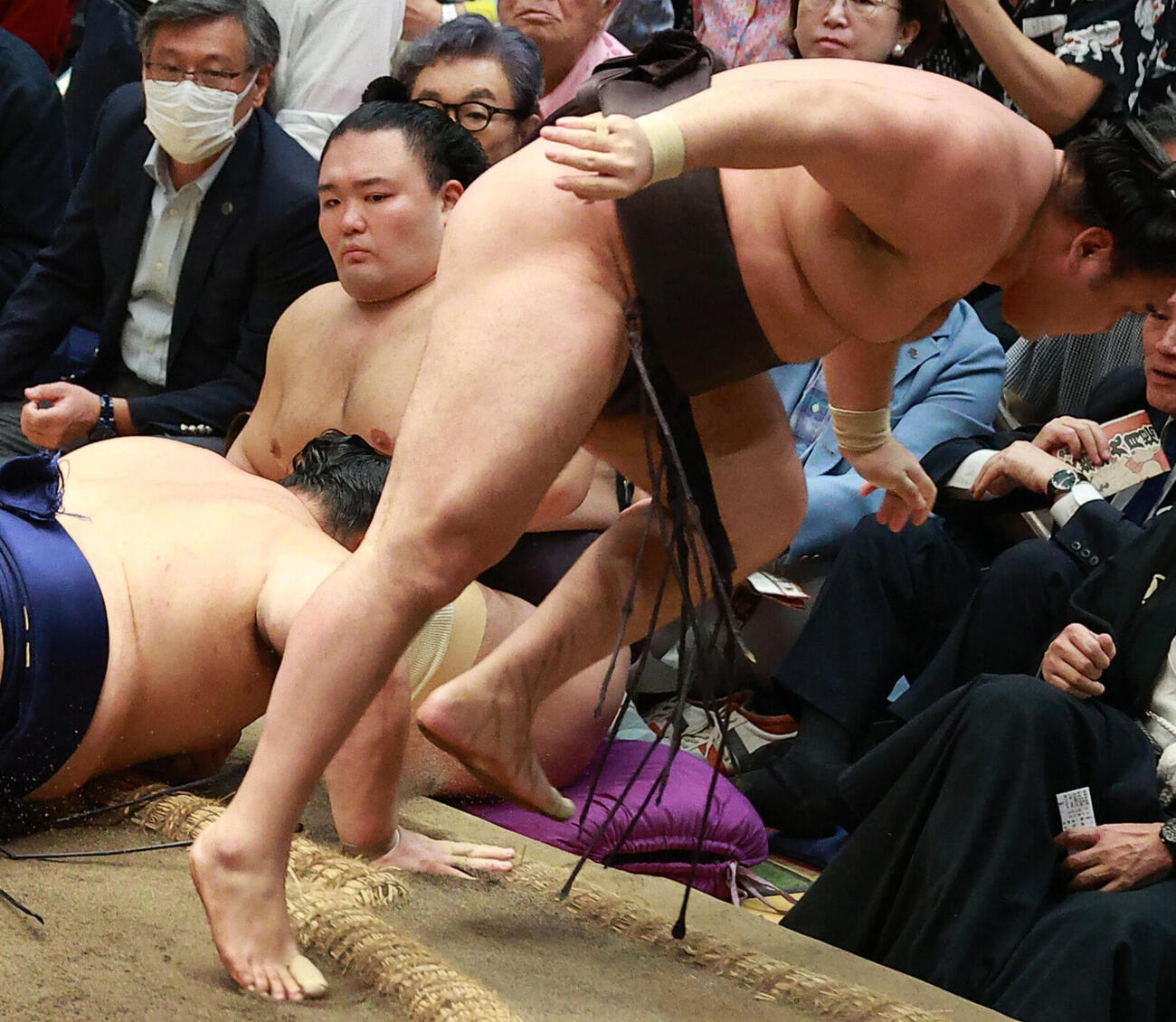 結びの一番を見つめる古舘伊知郎（中央奥）（撮影・中島郁夫）