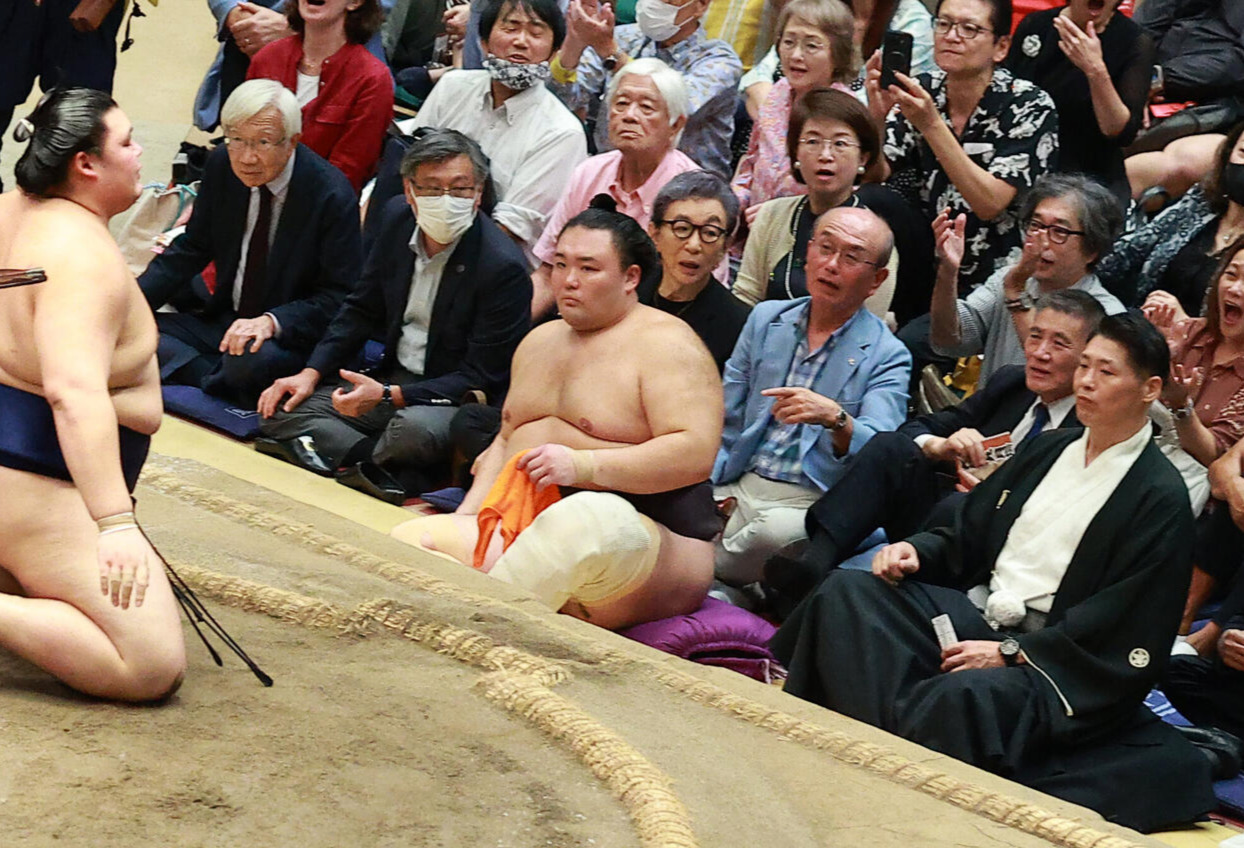 結びの一番を見つめる古舘伊知郎（撮影・中島郁夫）