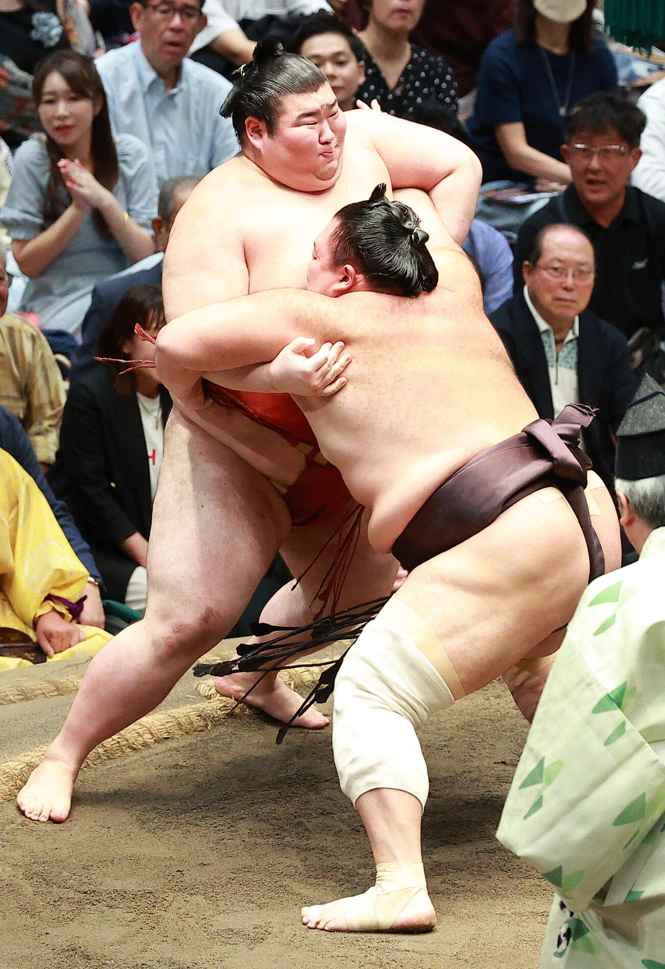 熱海富士（左）を寄り切りで破る朝乃山（撮影・中島郁夫）