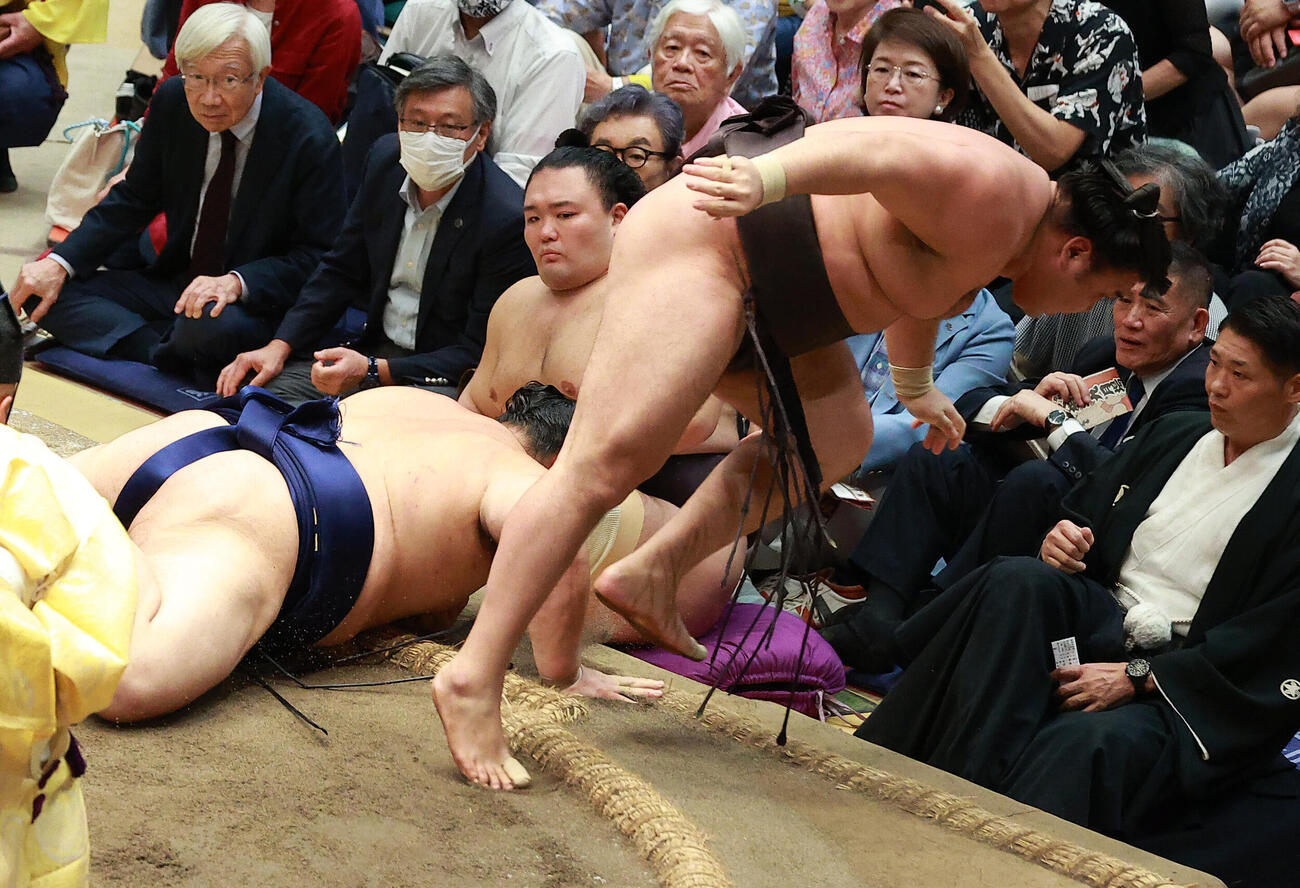 大の里（左）を下手投げで破る霧島（撮影・中島郁夫）
