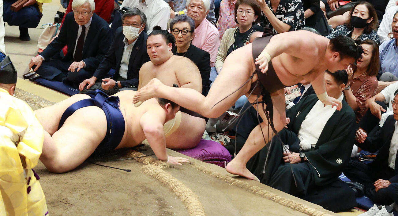 大の里（左）を下手投げで破る霧島（撮影・中島郁夫）