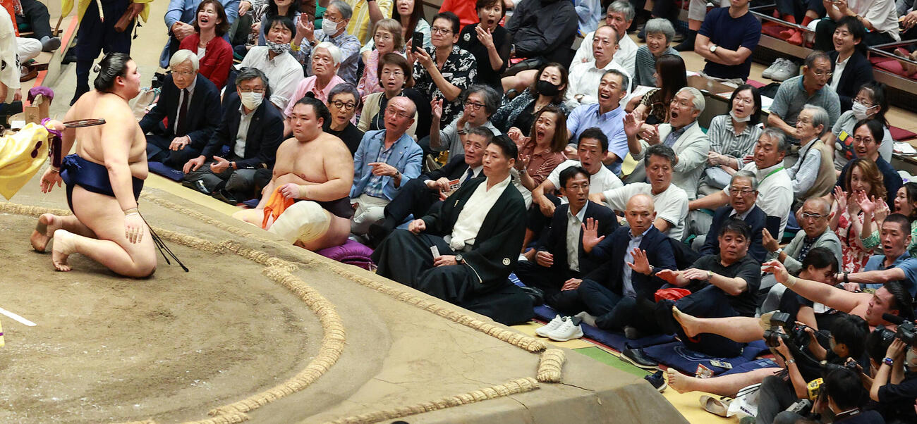 大の里（左）を下手投げで破った霧島（撮影・中島郁夫）