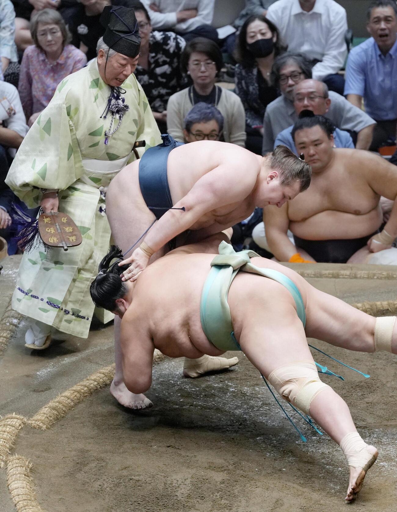 安青錦が肩透かしで琴桜を破る（共同）
