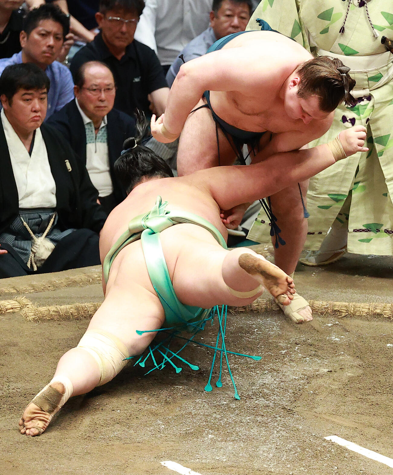 琴桜（下）をはたき込みで破る安青錦（撮影・中島郁夫）