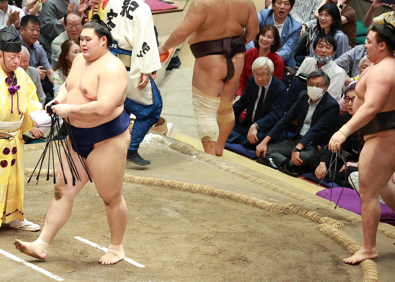 霧島（右）に敗れた大の里（撮影・中島郁夫）