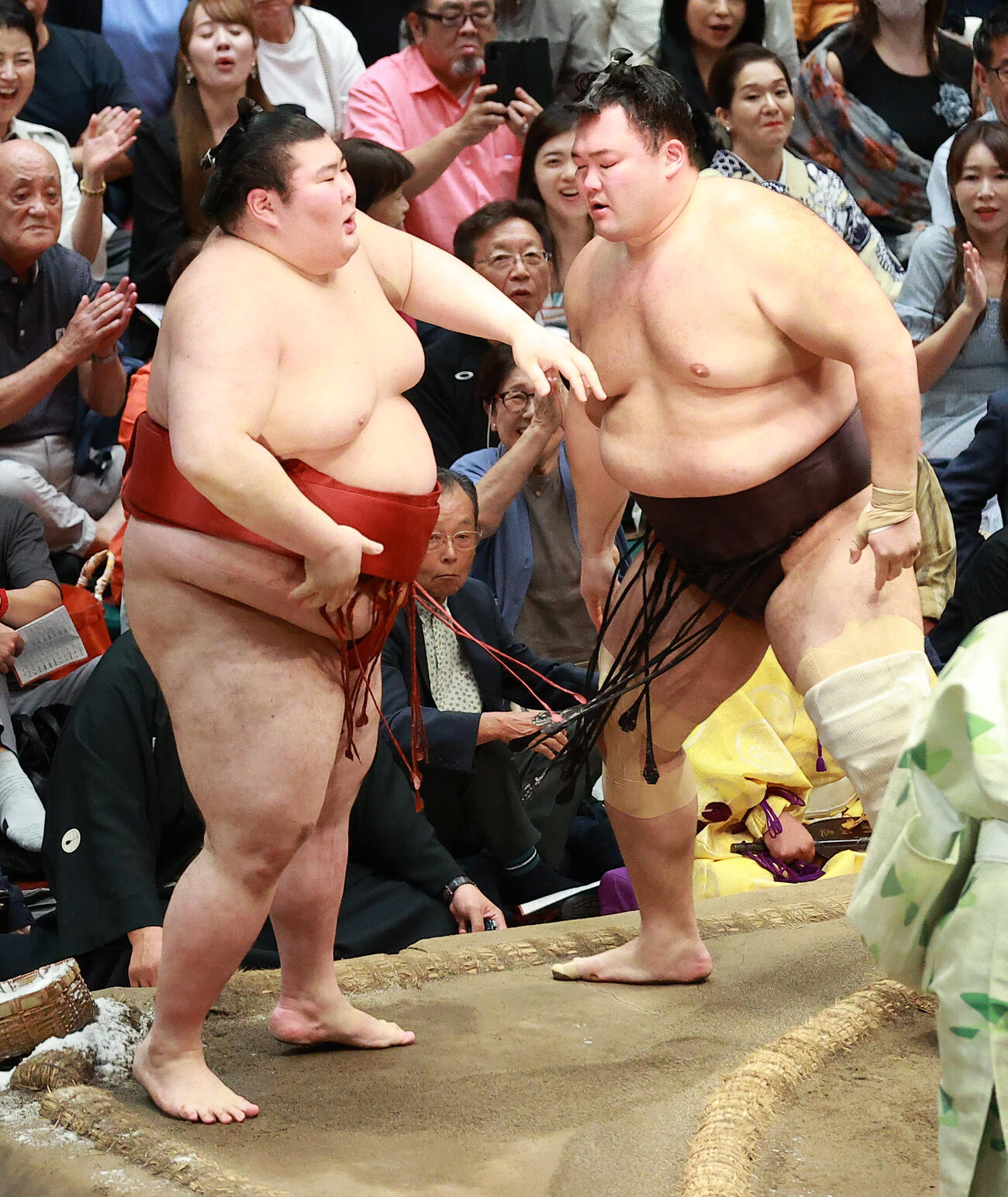 熱海富士（左）を寄り切りで破った朝乃山（撮影・中島郁夫）