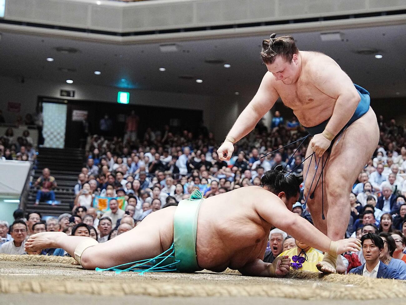 安青錦（右）は琴桜を肩透かしで破る（撮影・小沢裕）