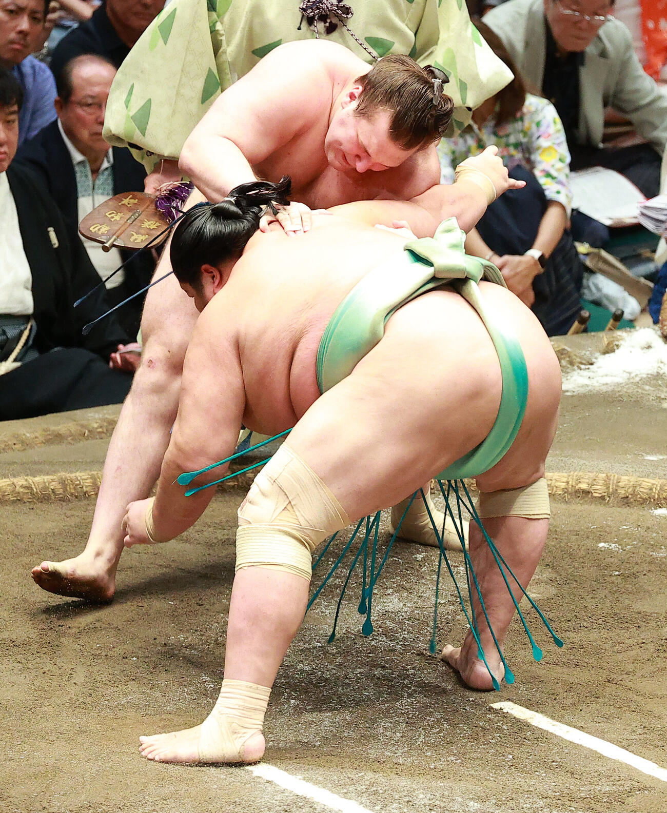 琴桜（下）をはたき込みで破る安青錦（撮影・中島郁夫）