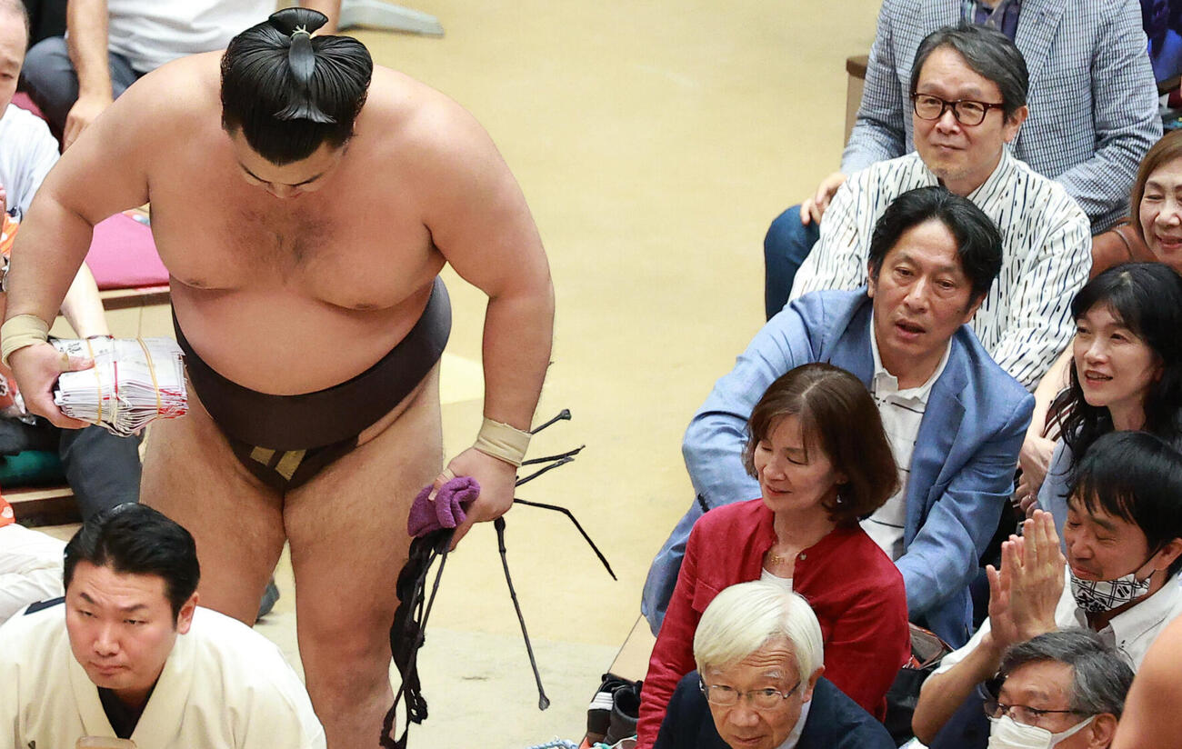 秋場所を観戦する青学大・原監督。左は一礼する霧島（撮影・中島郁夫）