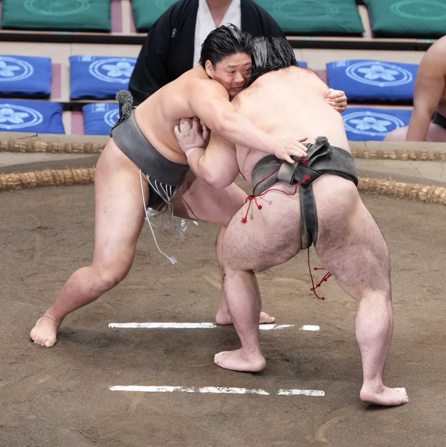 垣添（左）は朝昴を上手投げで破る（撮影・小沢裕）
