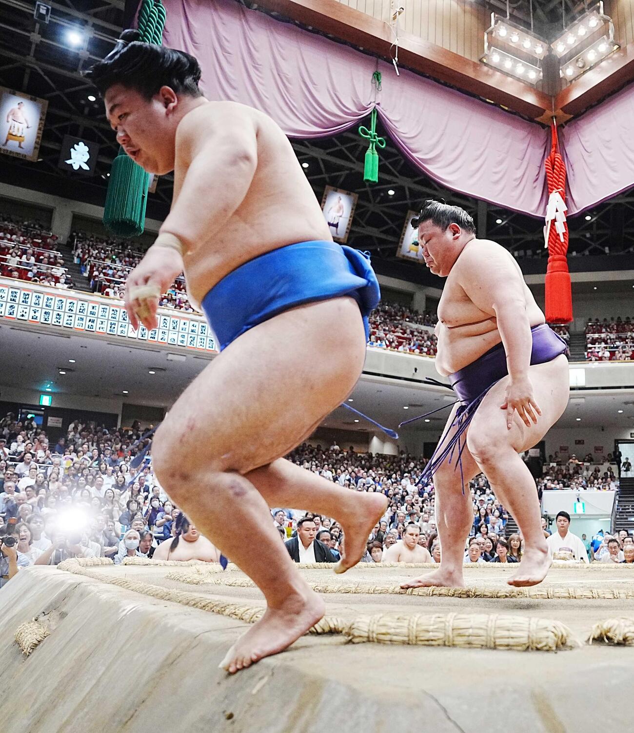 藤ノ川（左）は美ノ海に押し出しで敗れる（撮影・小沢裕）