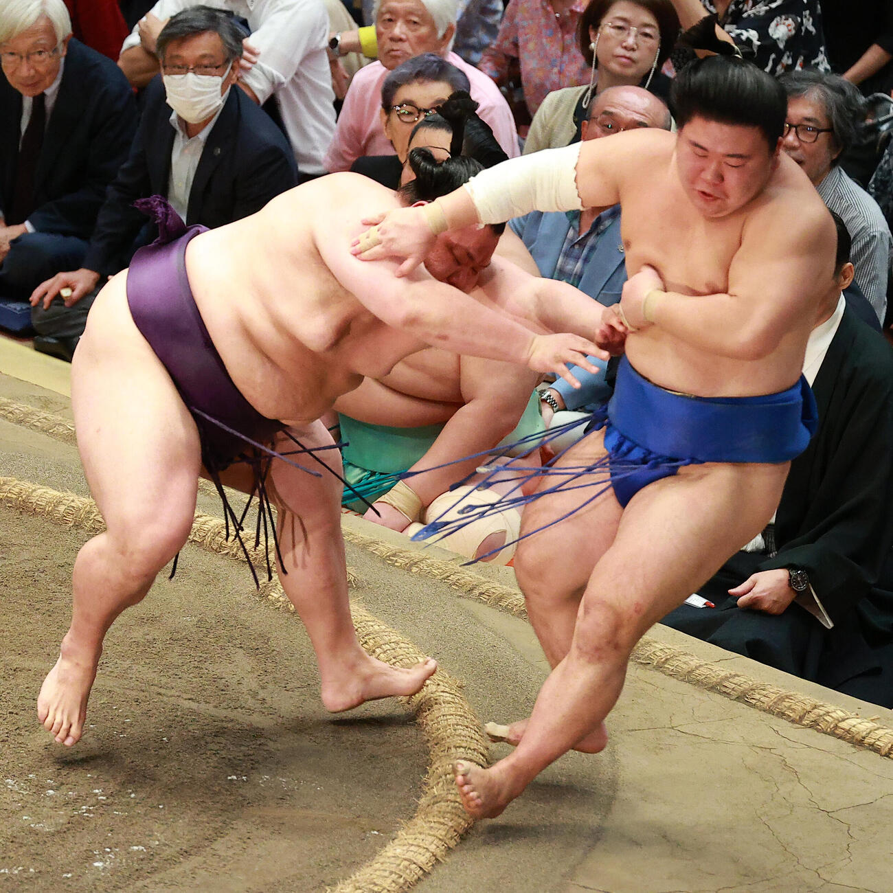 藤ノ川（右）を押し出しで破る美ノ海（撮影・中島郁夫）