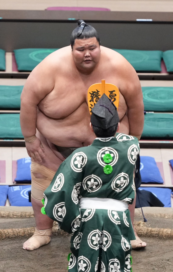 勝ち名乗りを受ける出羽ノ城（撮影・小沢裕）