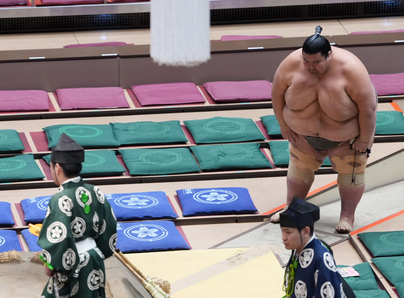 土俵に頭を下げる出羽ノ城（撮影・小沢裕）