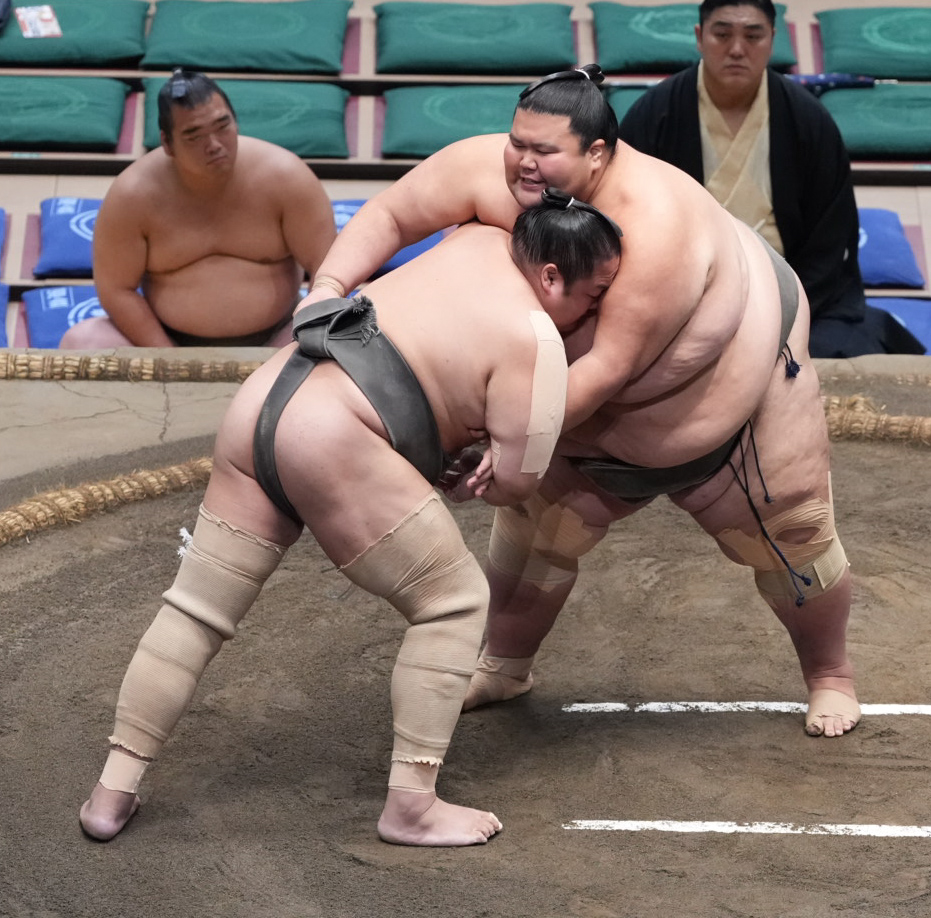 鳩岡（左）を攻める出羽ノ城（撮影・小沢裕）