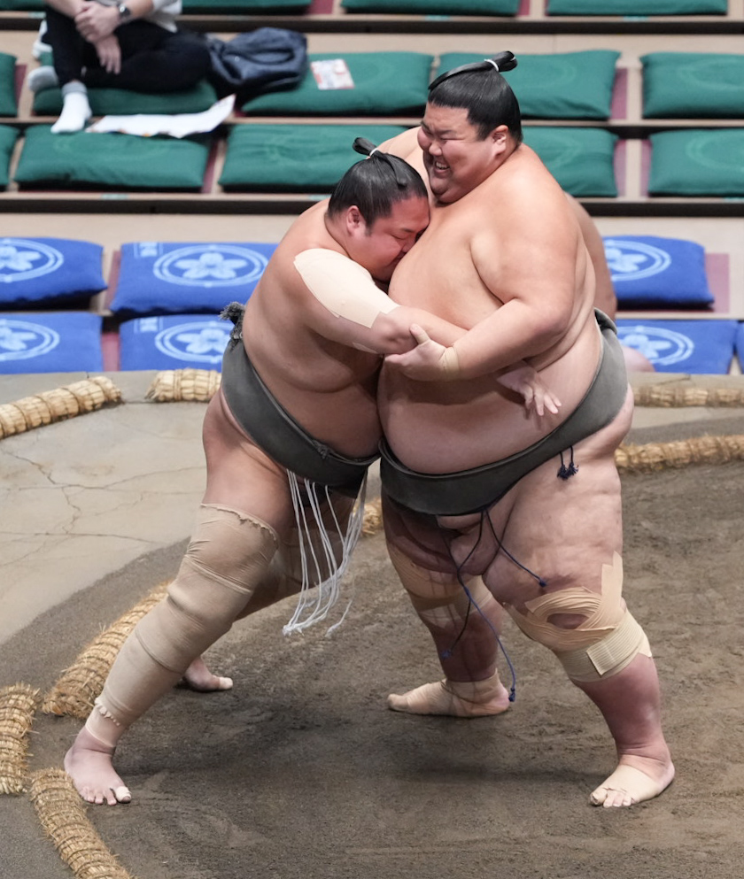 鳩岡（左）を攻める出羽ノ城（撮影・小沢裕）