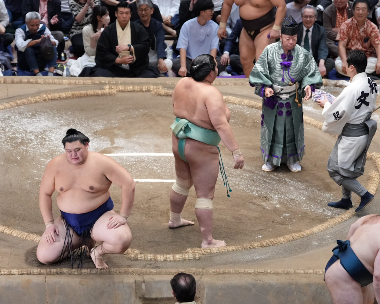 大の里（左）は琴桜に突き落としで敗れる（撮影・小沢裕）