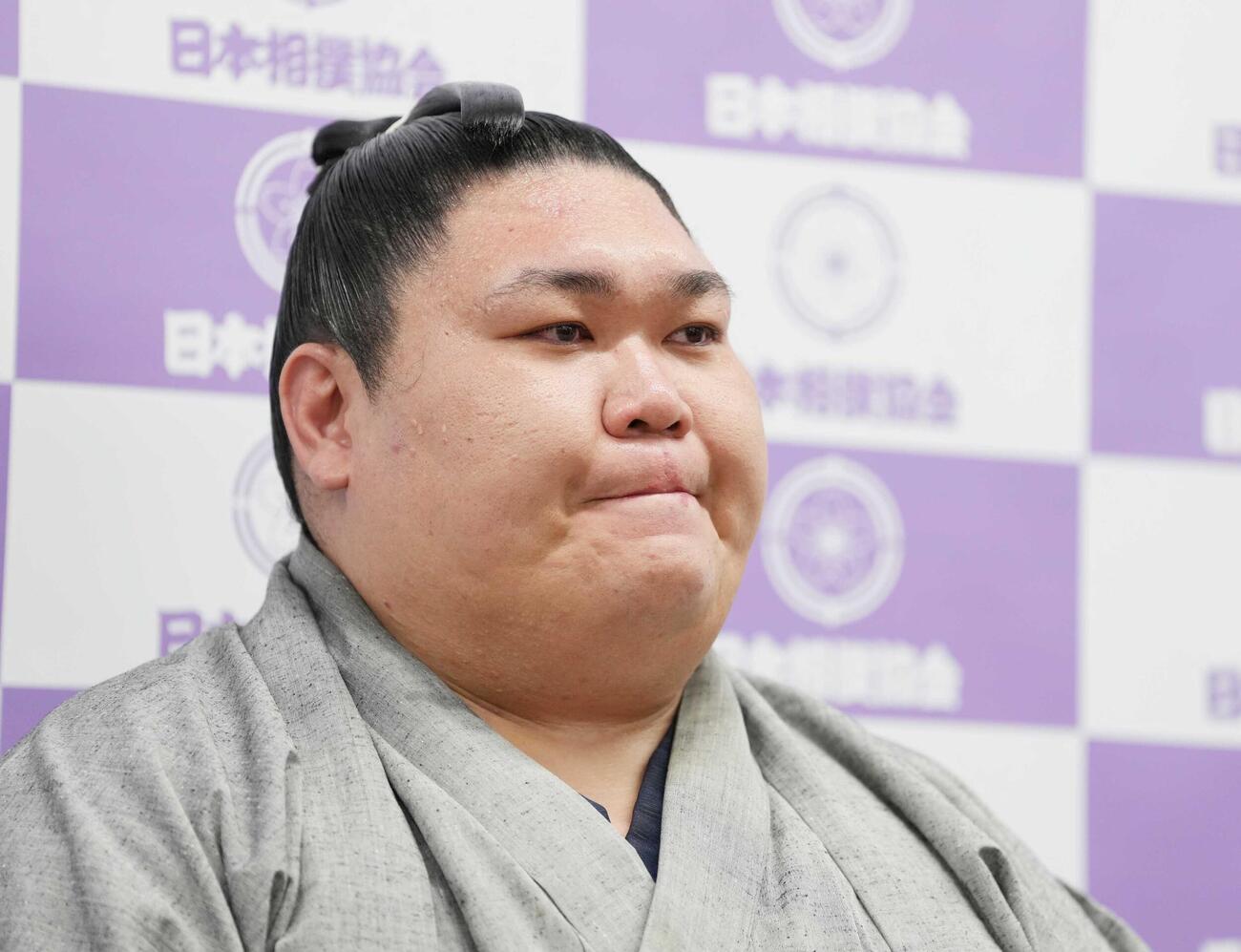 引退会見に臨む矢後（撮影・小沢裕）