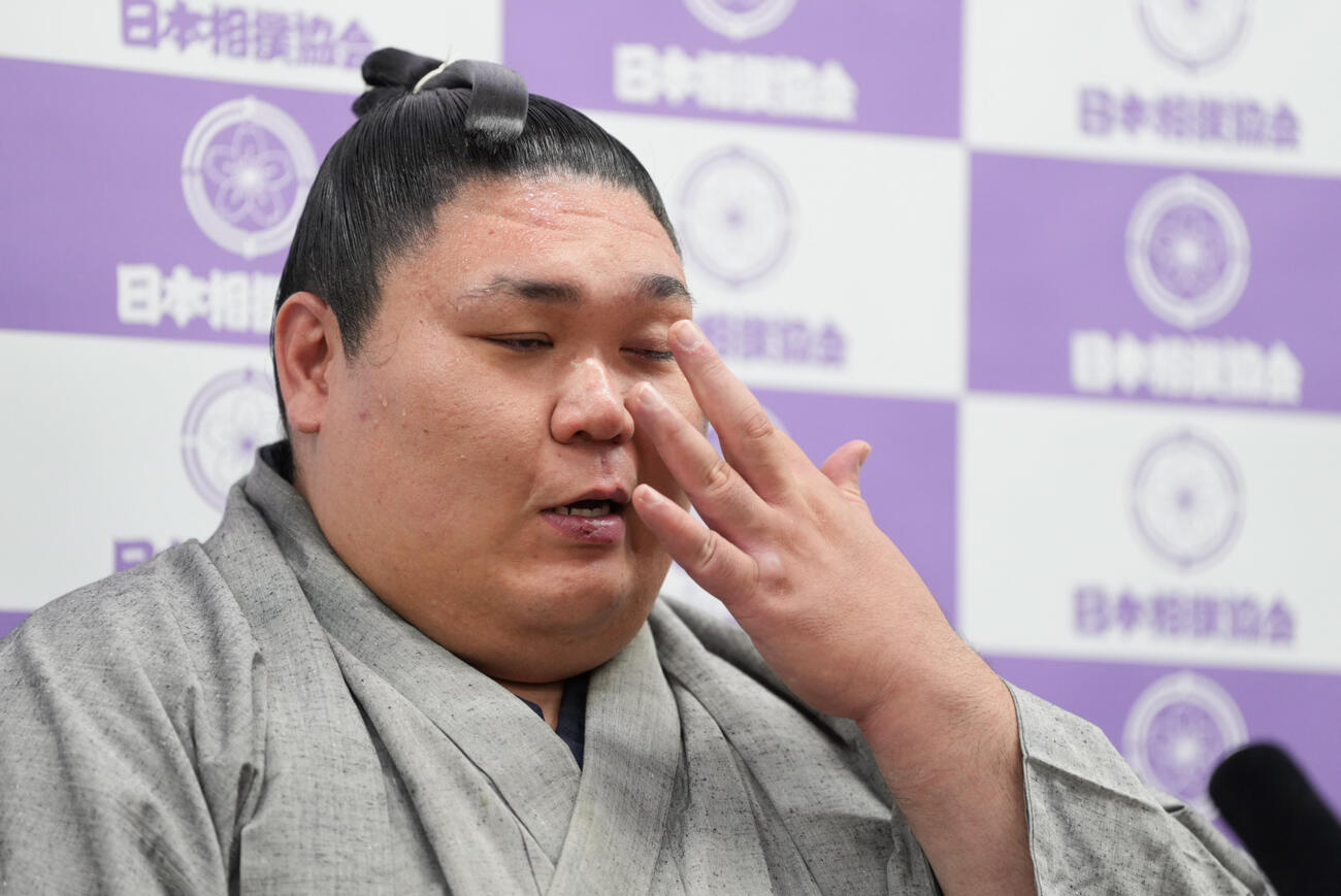 引退会見に臨む矢後（撮影・小沢裕）