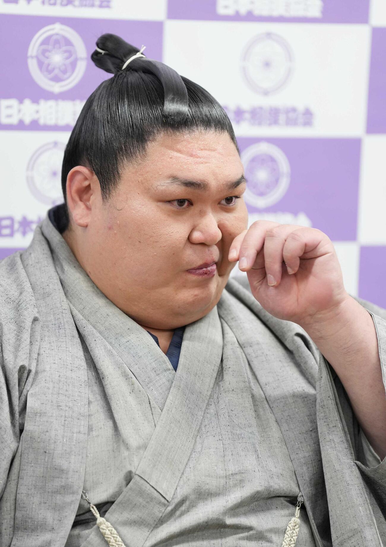 引退会見で鼻をすする矢後（撮影・小沢裕）