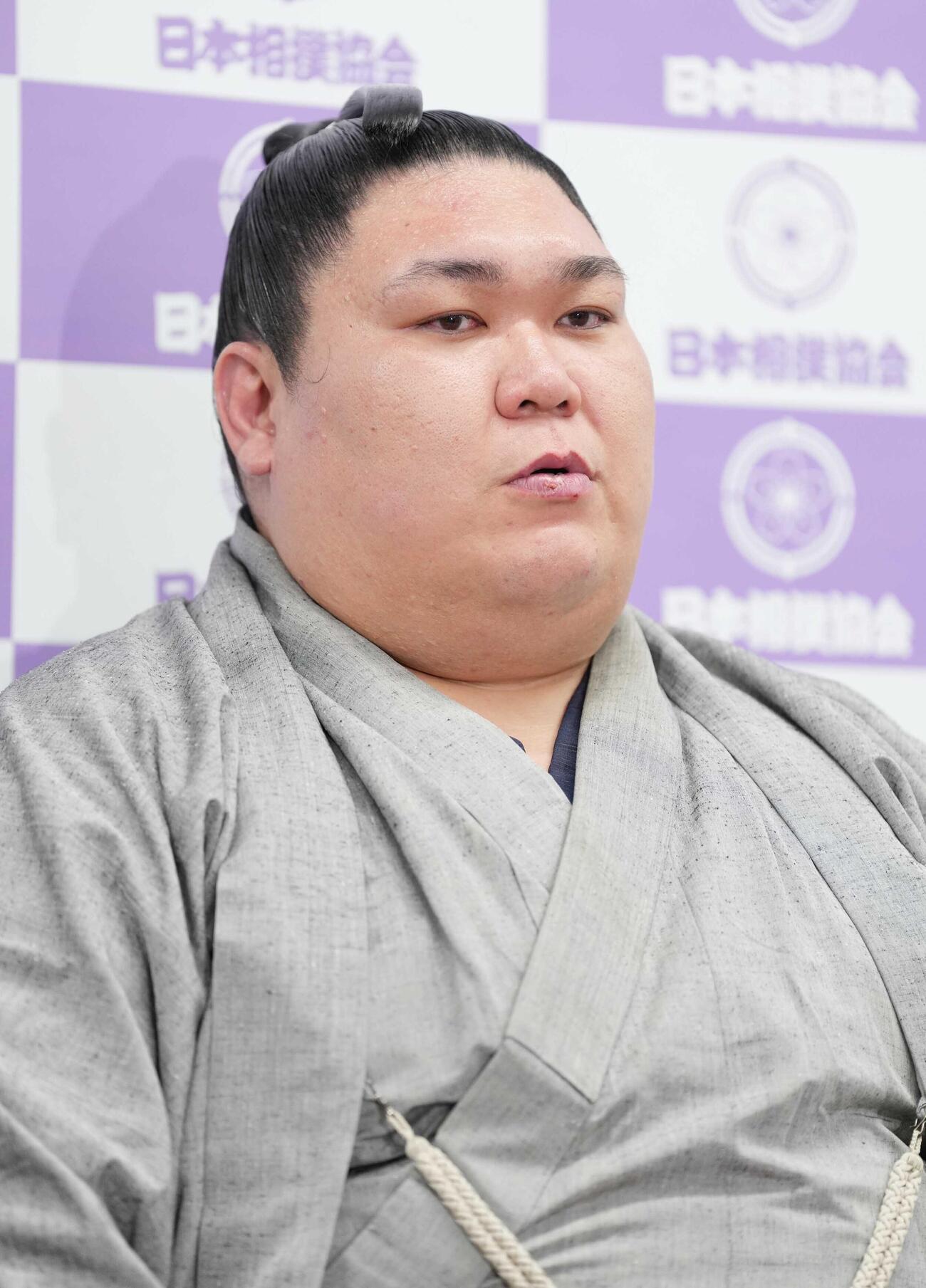 引退会見に臨む矢後（撮影・小沢裕）