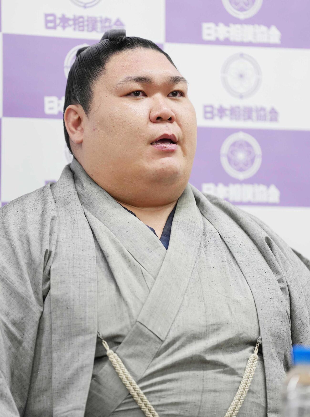 引退会見に臨む矢後（撮影・小沢裕）