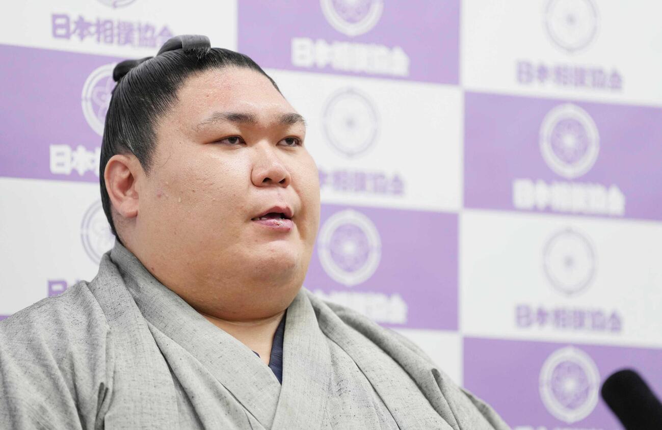 引退会見に臨む矢後（撮影・小沢裕）
