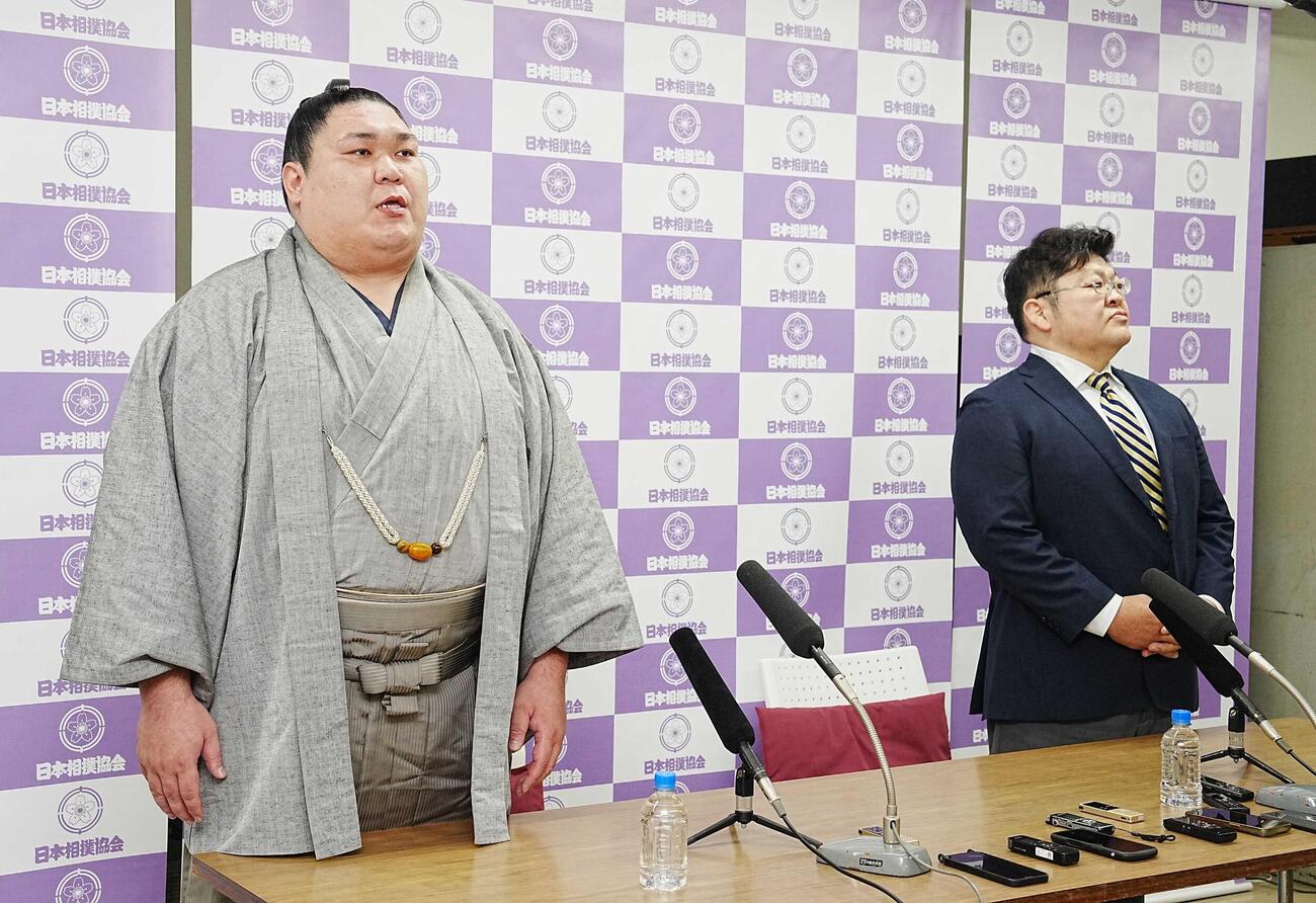 引退会見に臨む矢後。右は師匠の押尾川親方（撮影・小沢裕）