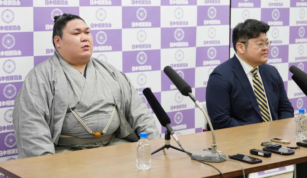 引退会見に臨む矢後。右は師匠の押尾川親方（撮影・小沢裕）