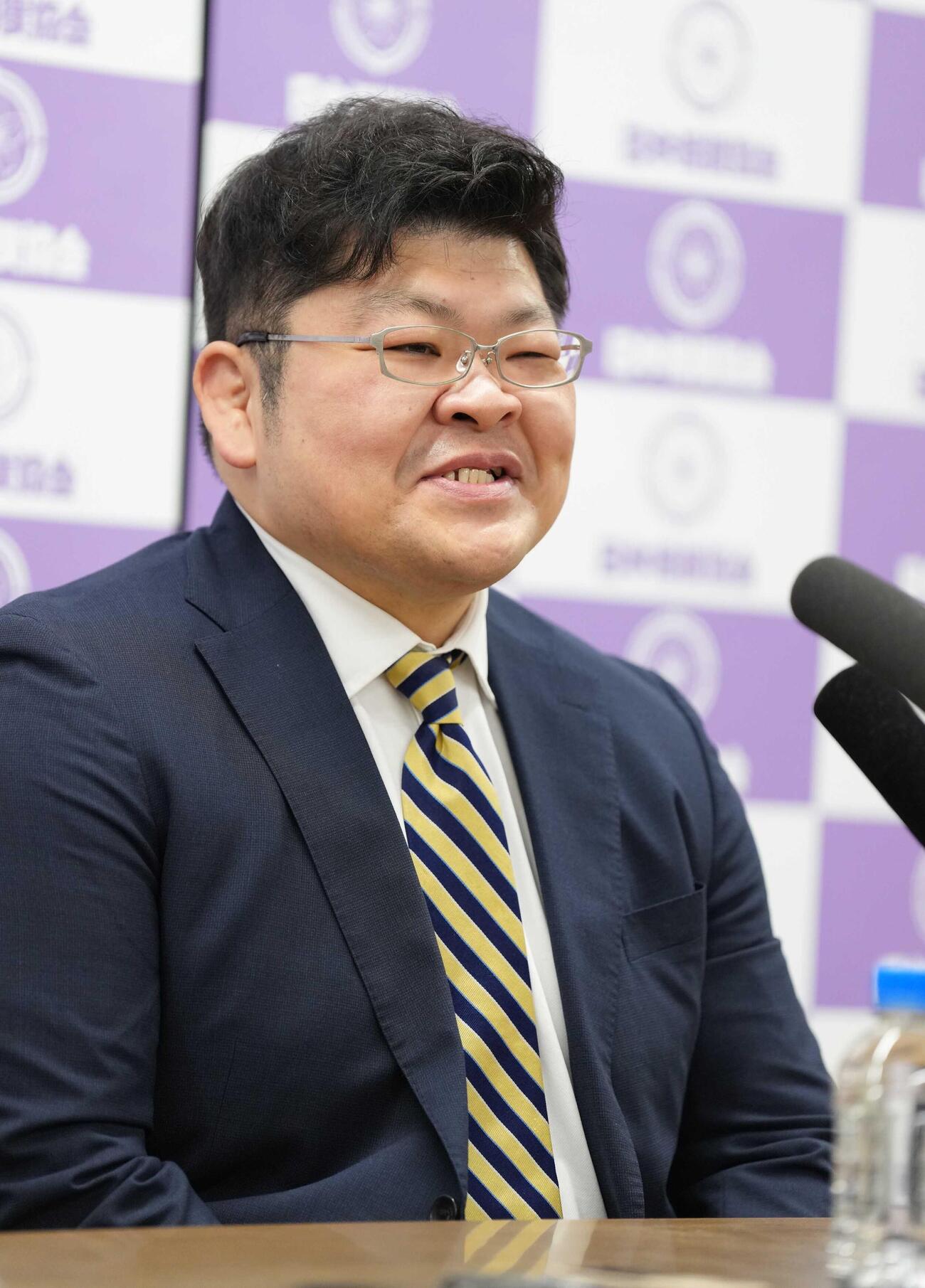 矢後の引退会見に同席した師匠の押尾川親方（撮影・小沢裕）