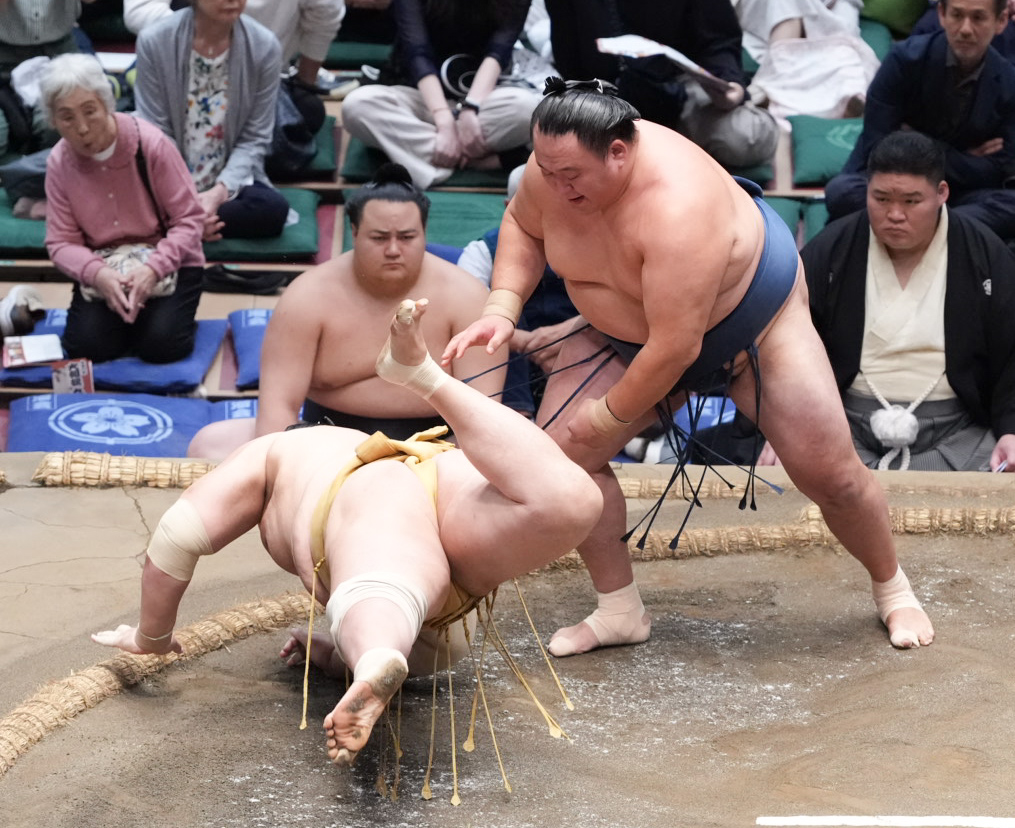 玉鷲（右）は輝を突き落としで下す（撮影・小沢裕）