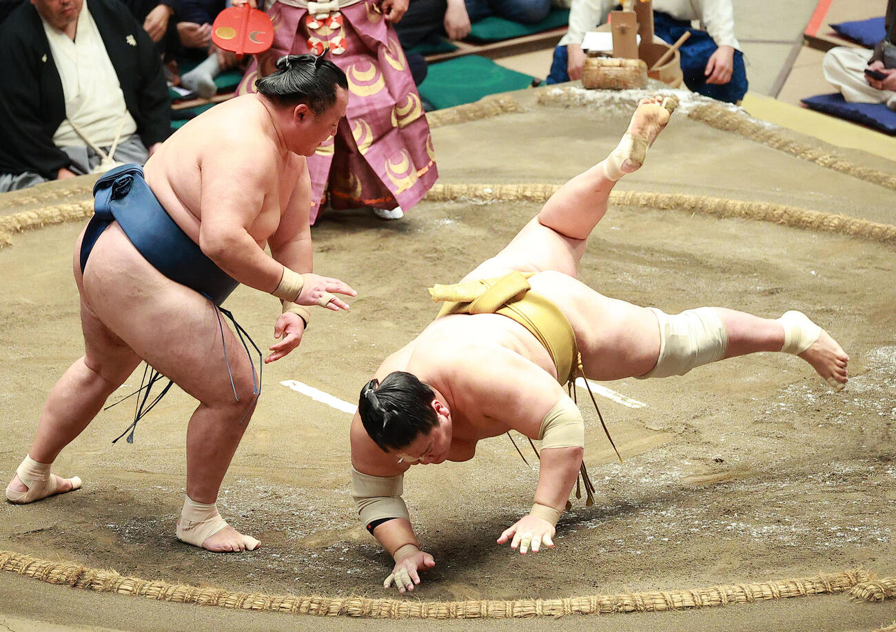 輝（右）を突き落としで破る玉鷲（撮影・中島郁夫）