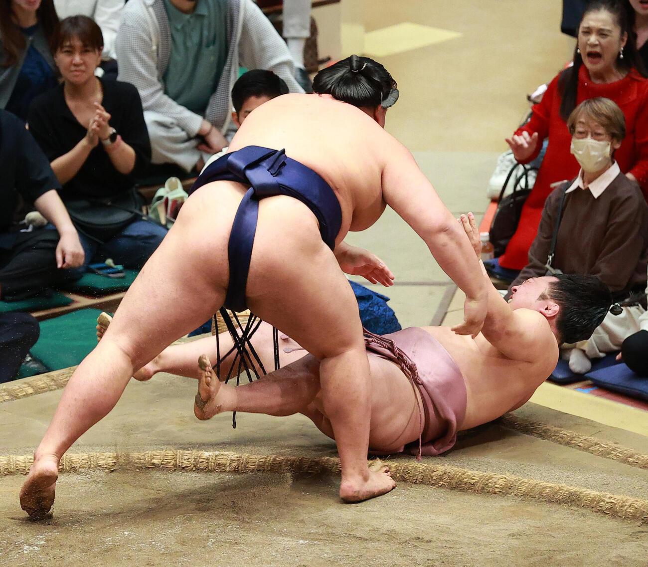 炎鵬（右）を寄り倒しで破る出羽ノ龍（撮影・中島郁夫）