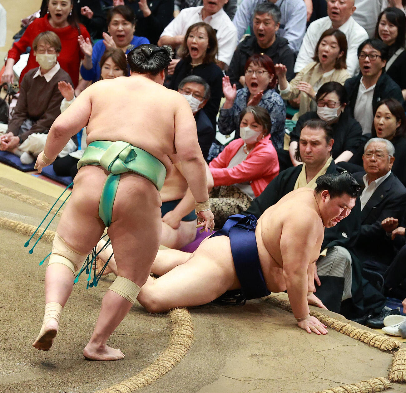 琴桜（左）に突き落としで敗れた大の里（撮影・中島郁夫）