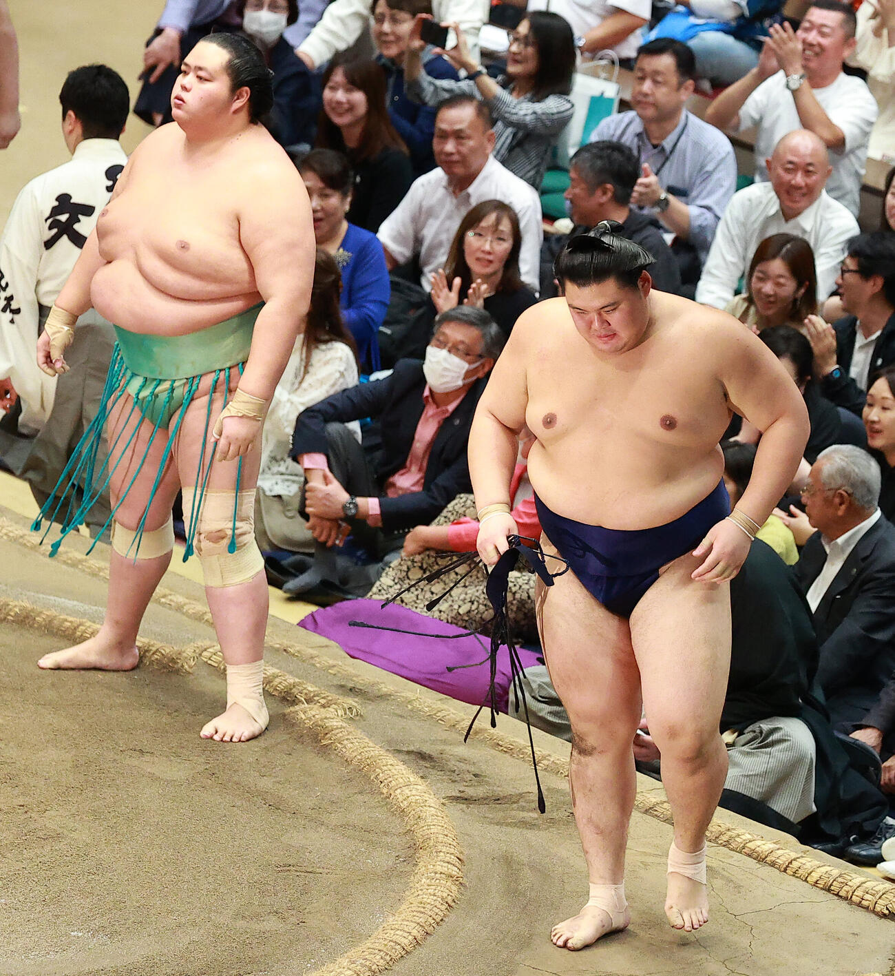 琴桜（左）に突き落としで敗れた大の里（撮影・中島郁夫）