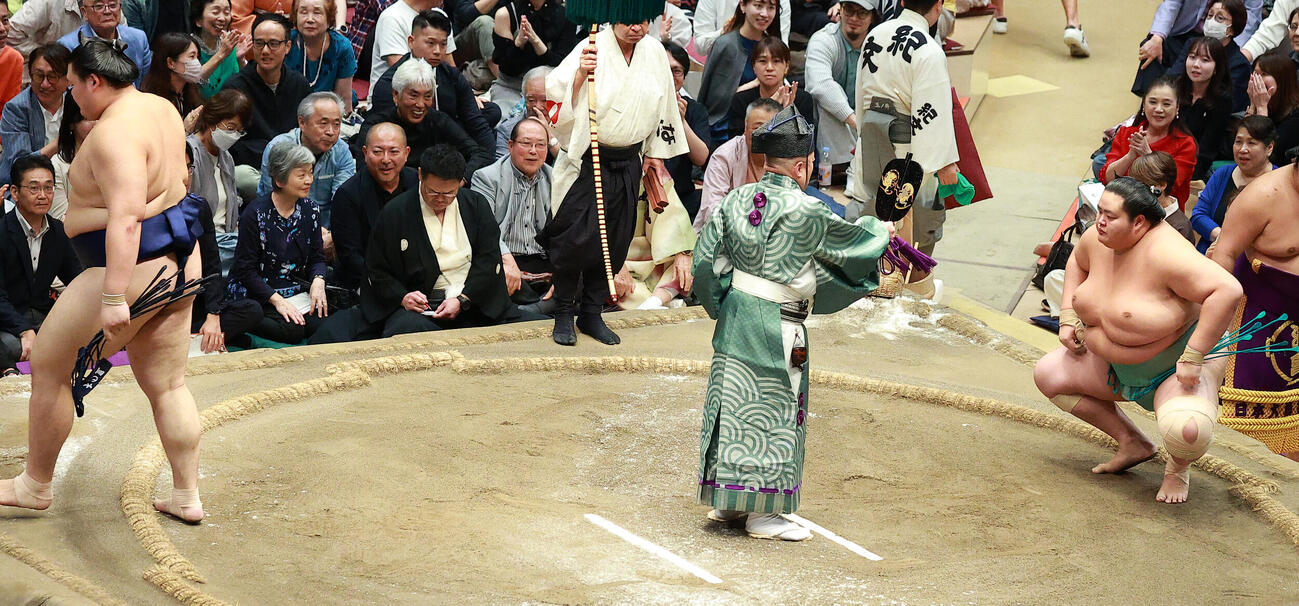 大の里（左）を突き落としで破り勝ち名乗りを受ける琴桜（撮影・中島郁夫）