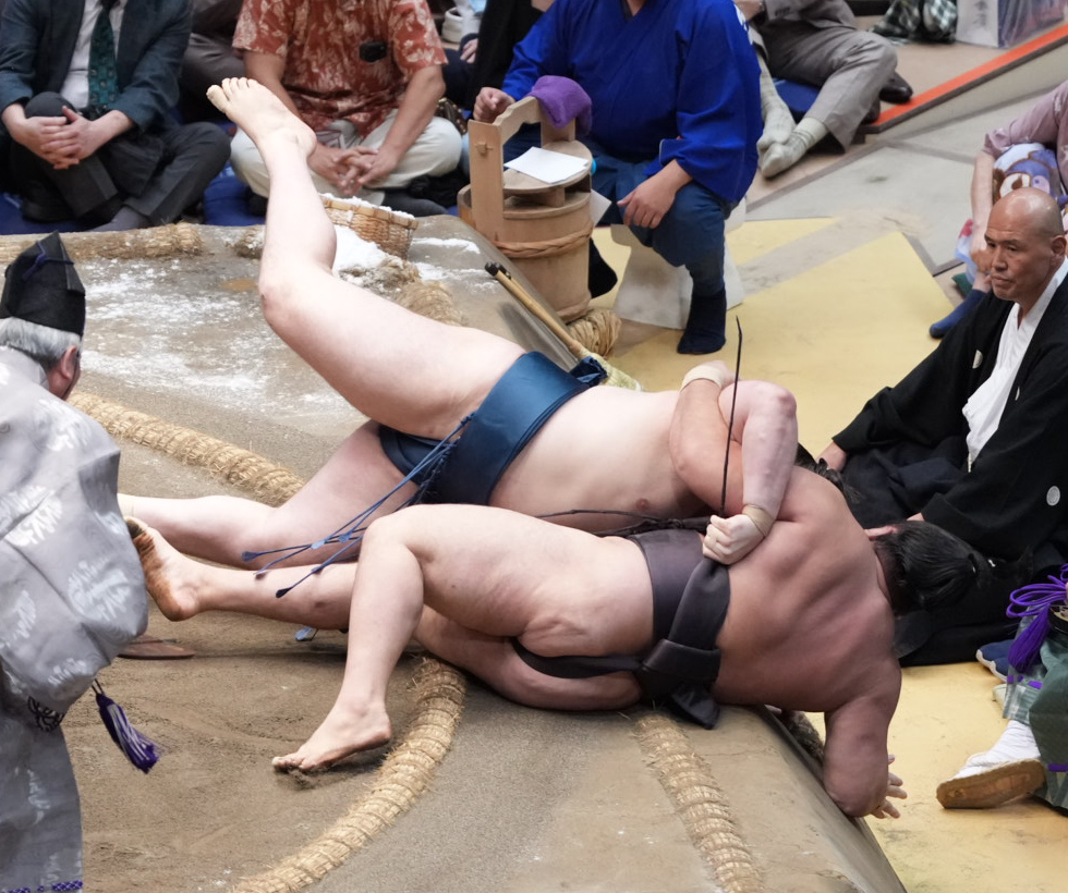 安青錦は霧島（手前）を寄り倒しで破る（撮影・小沢裕）