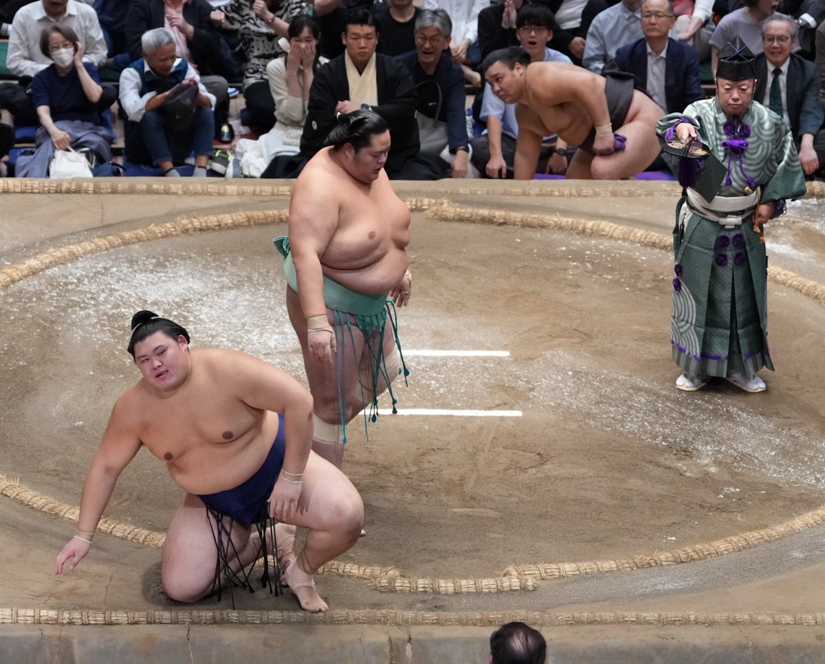 大の里（左）は琴桜に突き落としで敗れる（撮影・小沢裕）