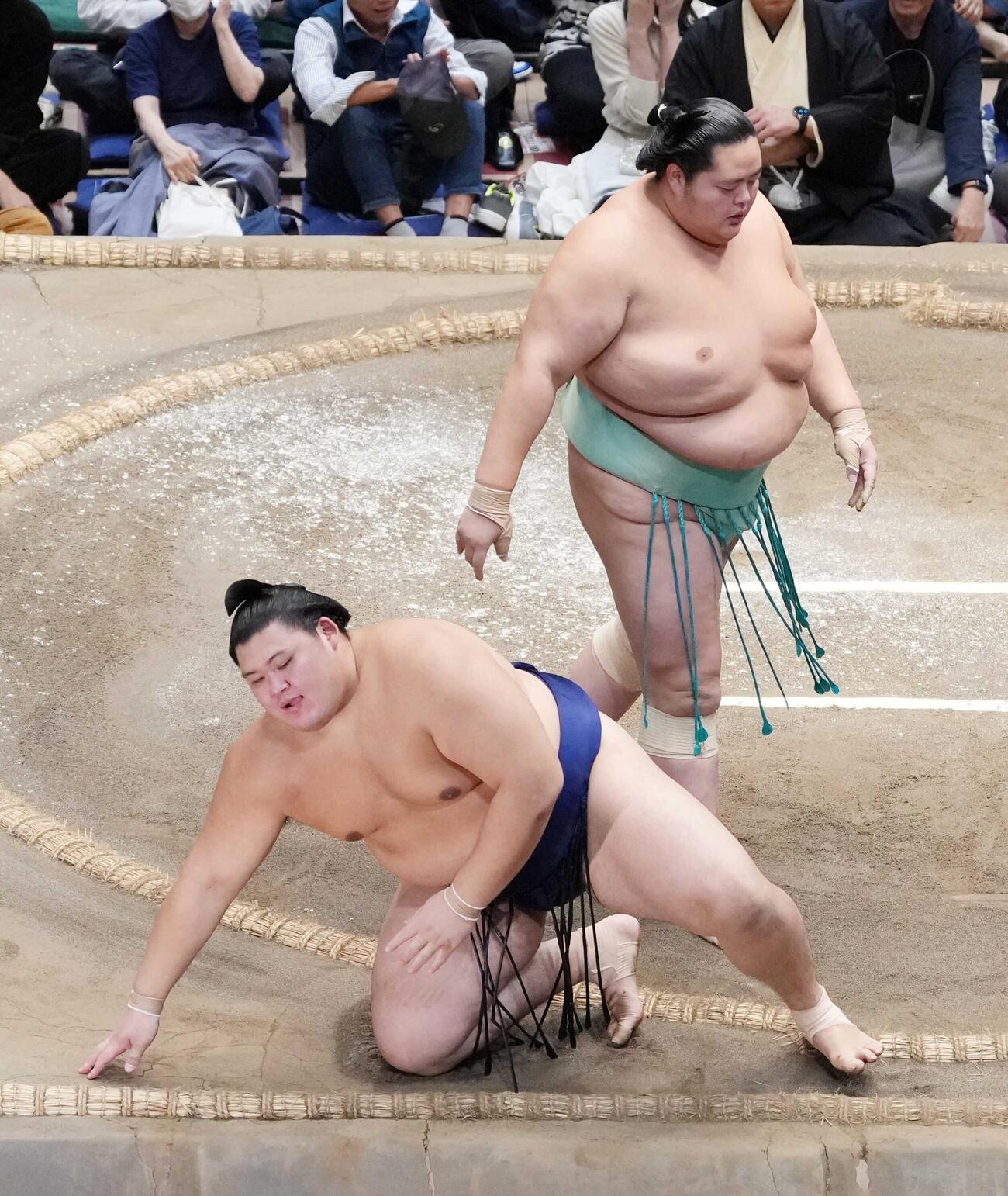 大の里（左）は突き落としで琴桜に敗れる。右上は土俵下控えの霧島（撮影・小沢裕）