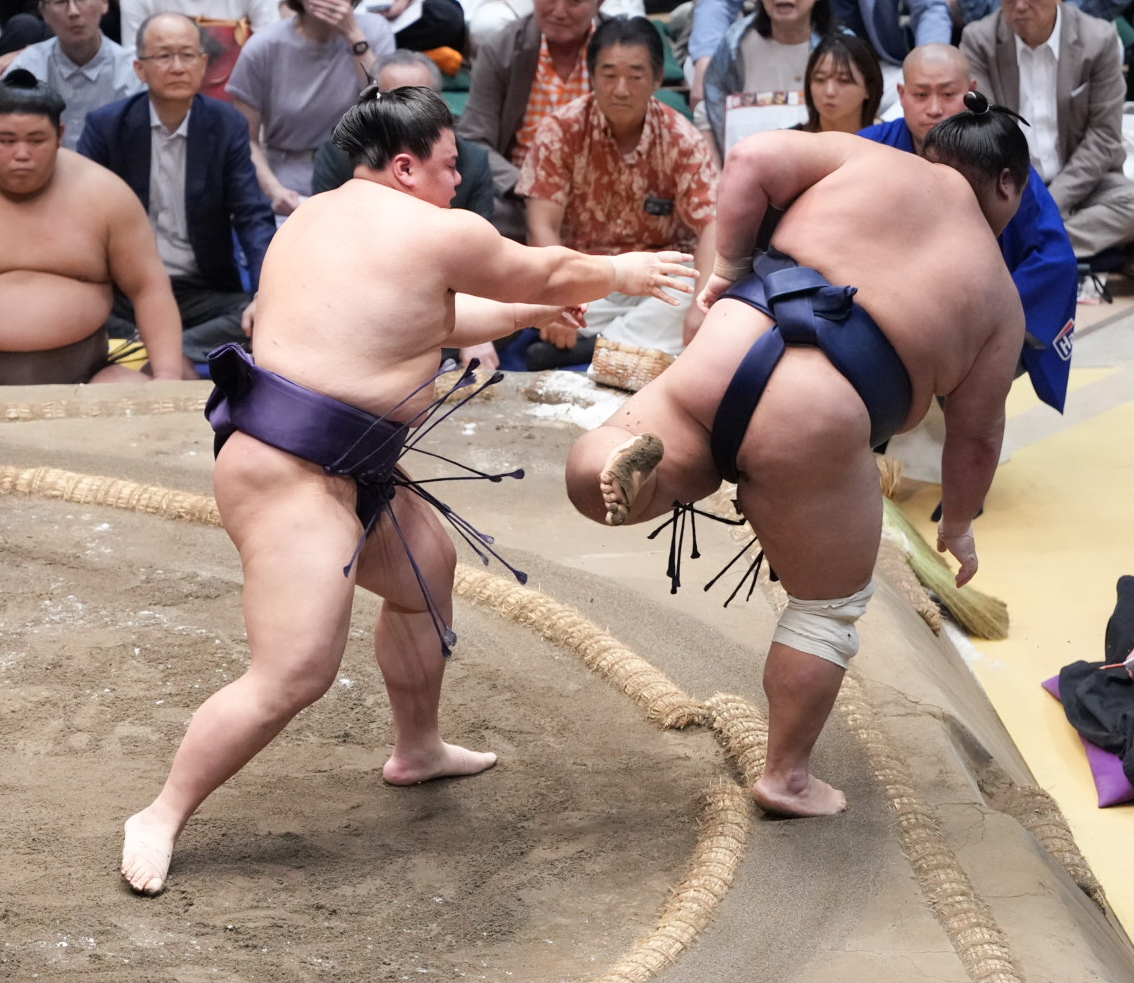 藤凌駕（右）を寄り切りで下す義ノ富士（撮影・小沢裕）